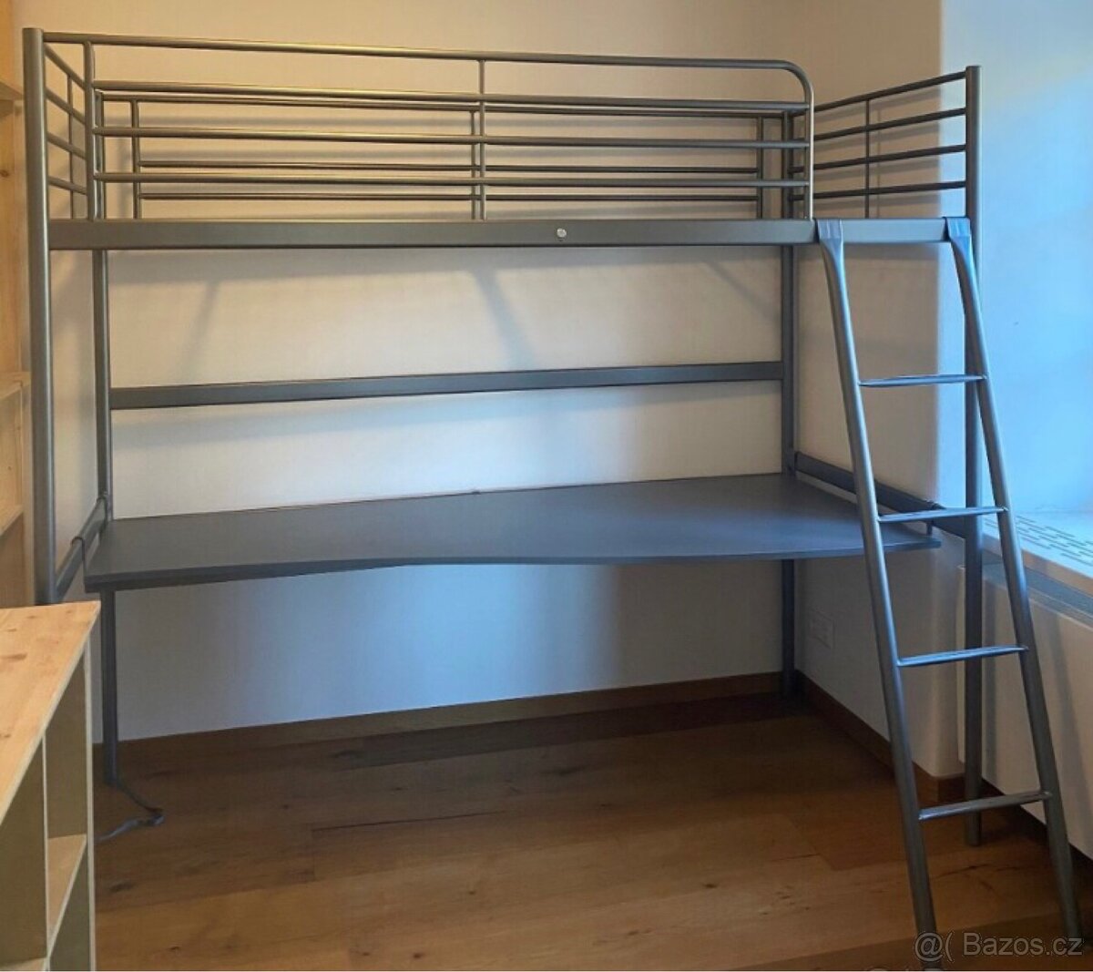 Kovová palanda Ikea SWÄRTA se stolem