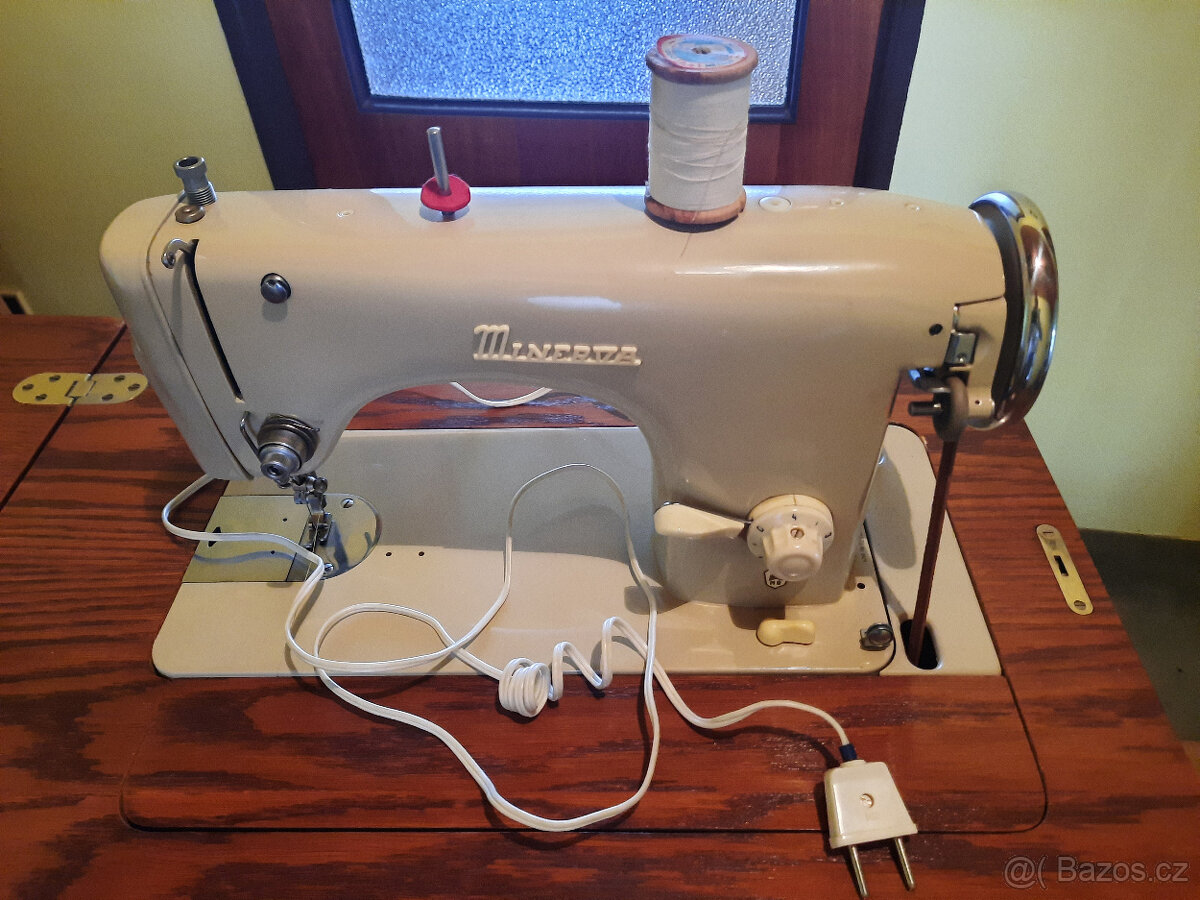 Retro šicí stroj Minerva