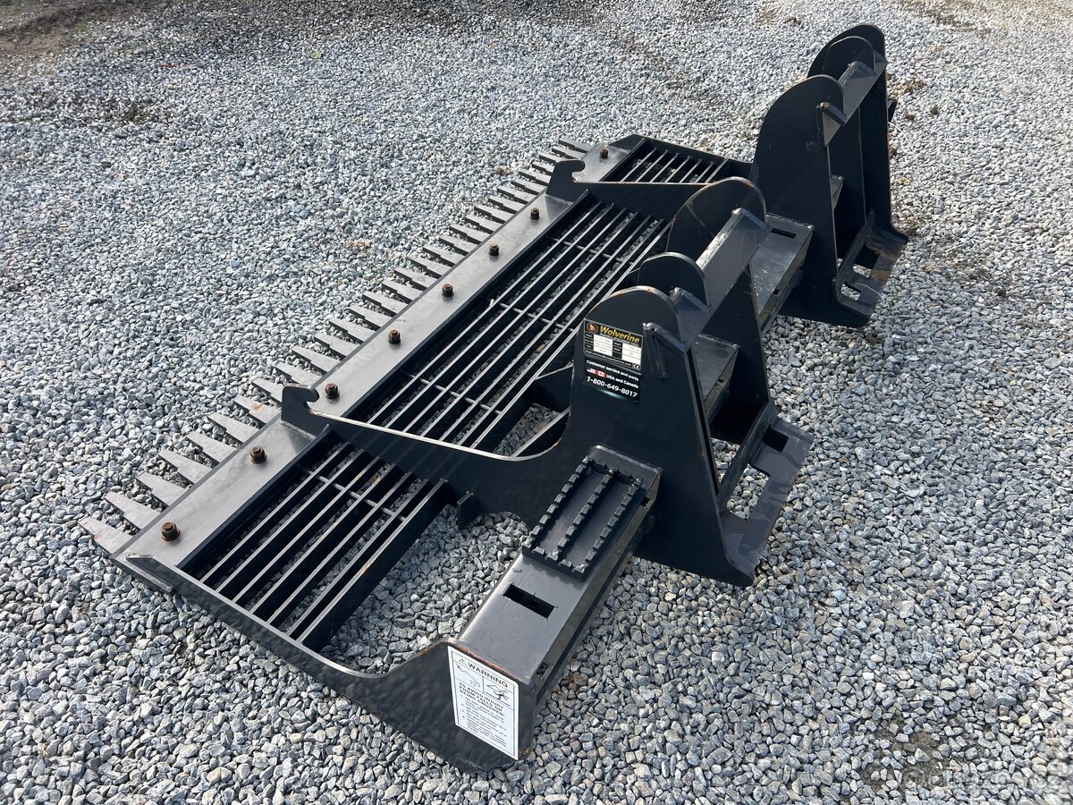 Vyrovnávací zařízení pro terén nové na smykový nakladač