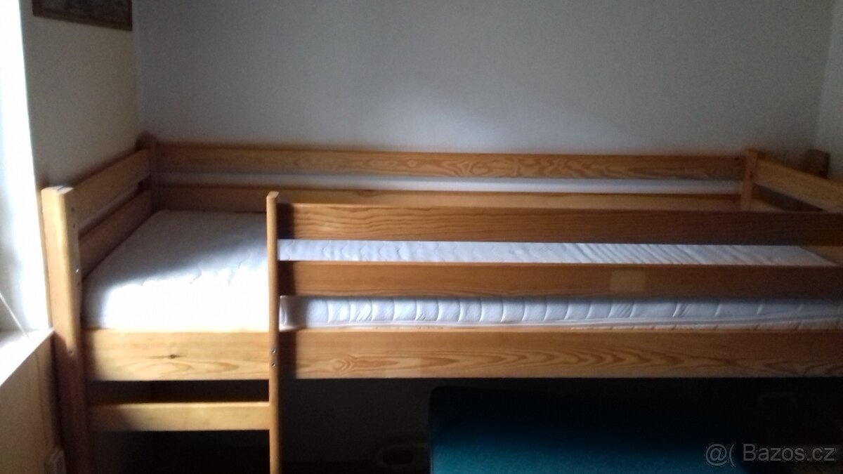 Zvýšená dřevěná dětská postel se žebříkem