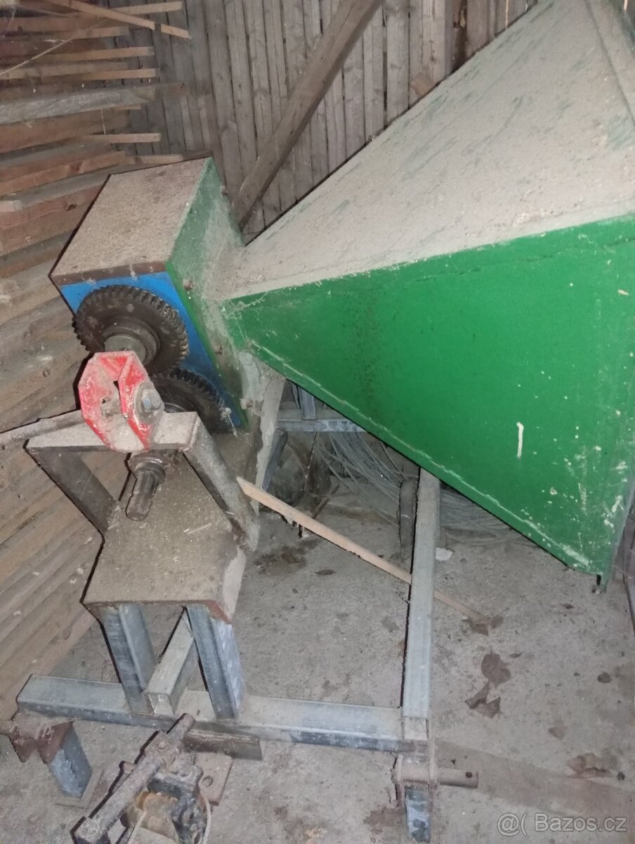 Špalíkovač za traktor