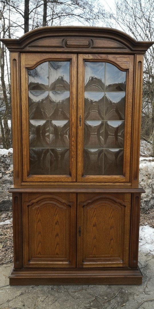 Rustikální masivní vitrína