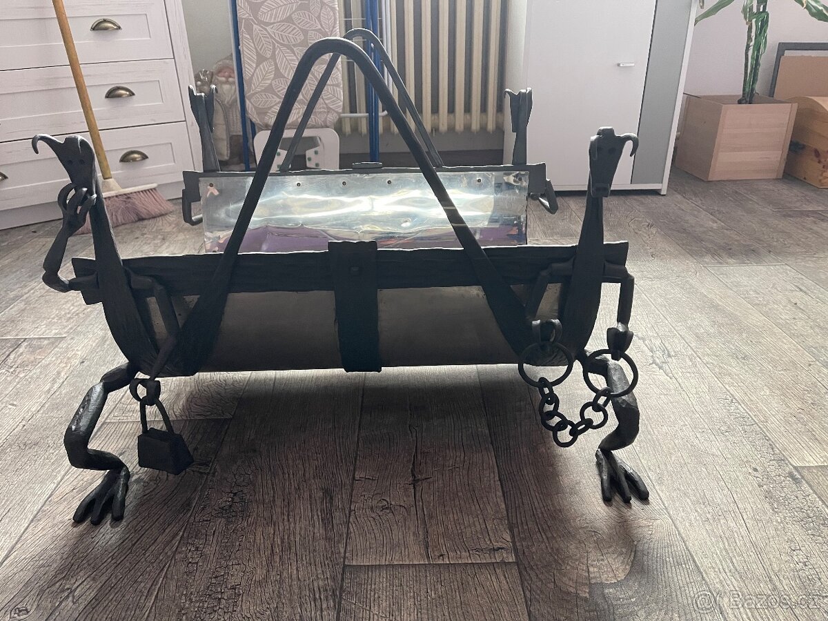 Kovaný stojan na dřevo