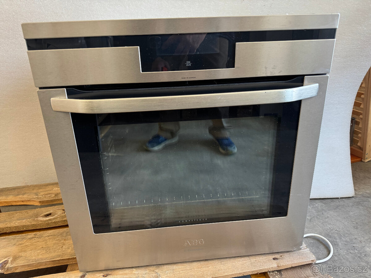 Vestavná trouba AEG