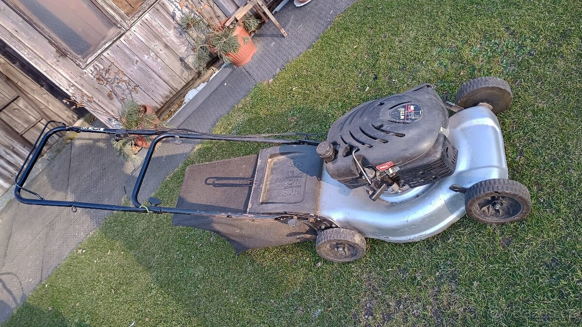 Starší benzínová sekačka