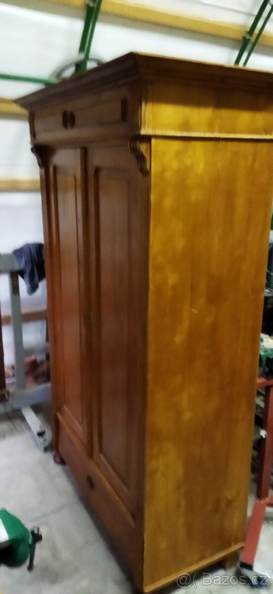 Prodám starožitnou skříň