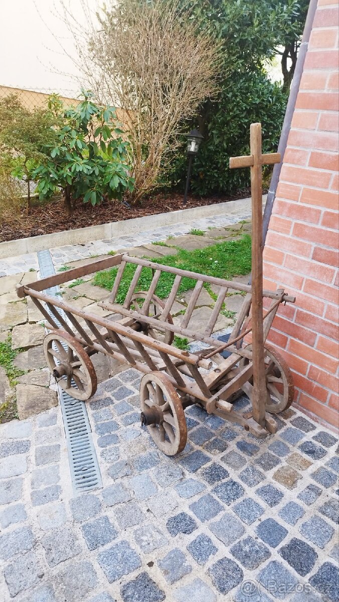 Starožitný dřevěný vozík