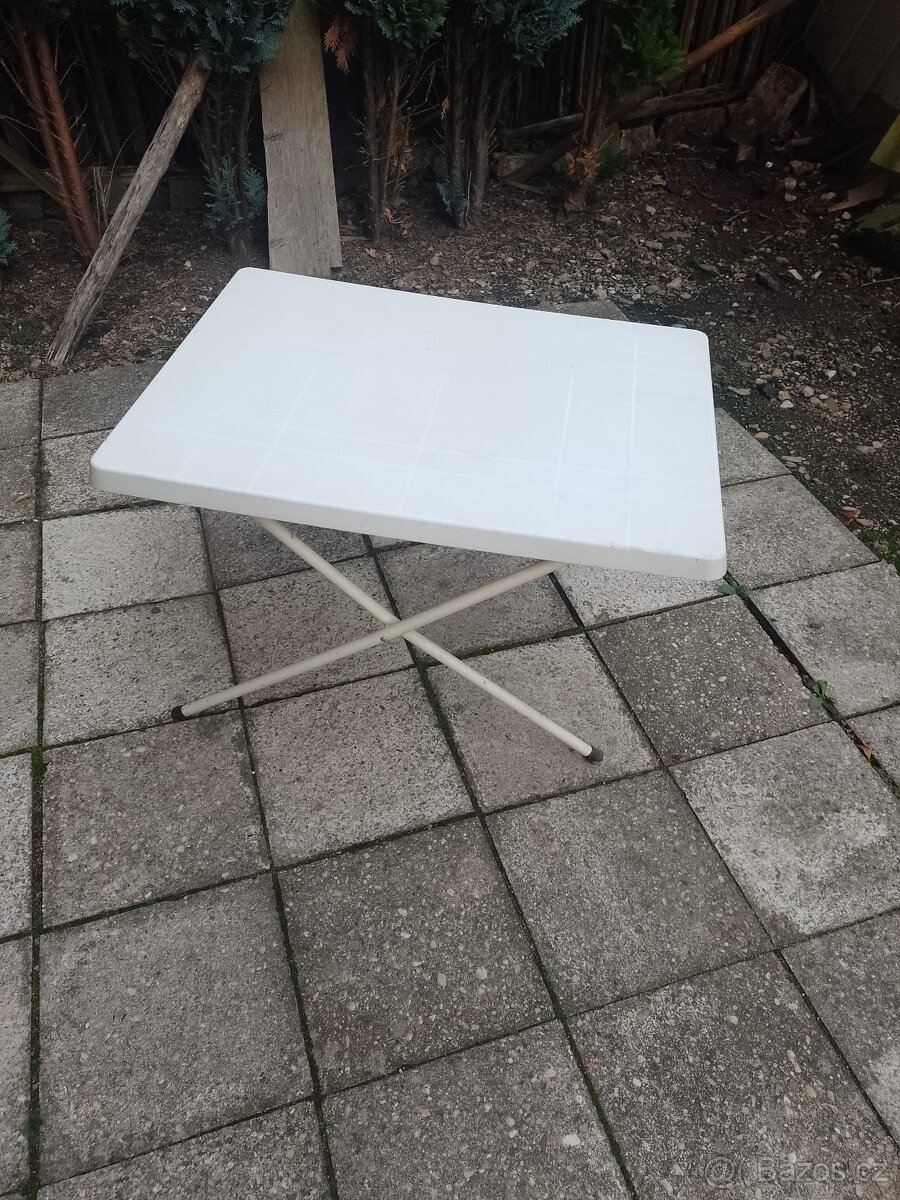 Prodám používaný zahradní stolek za 150 Kč