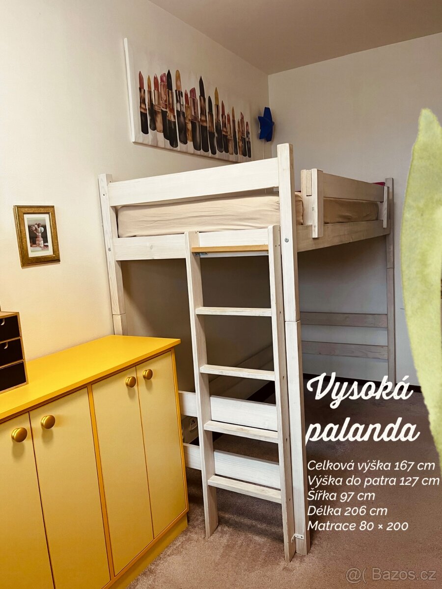 Vysoká dřevěná palanda / patrová postel – bílá