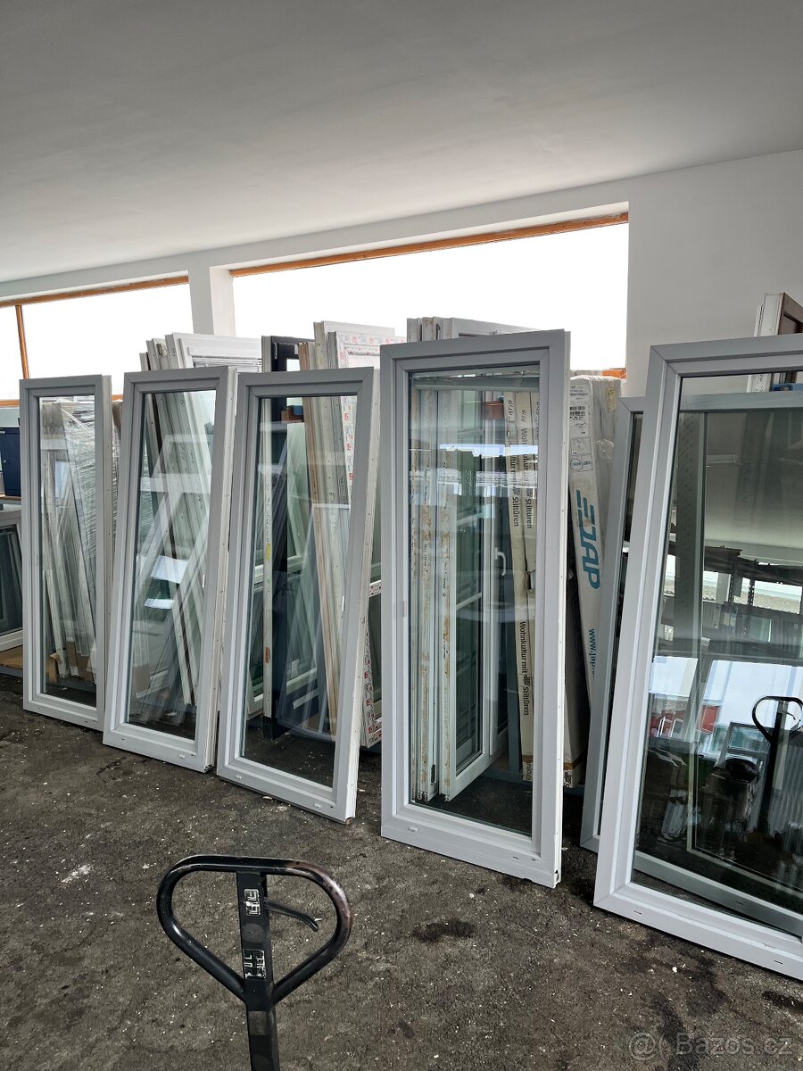 5KUSŮ BALKÓNOVÉ DVEŘE SVĚTLÝ ANTRAZIT 88x228-PLZEŇ