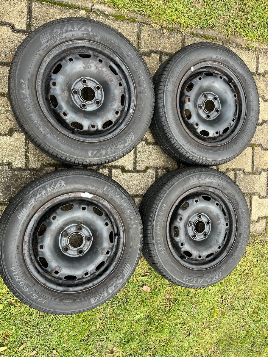 4x plechový disky 5x100 R14, letní pneu 70%