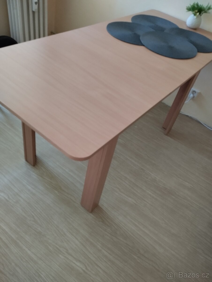 Jídelní rozkládací stůl