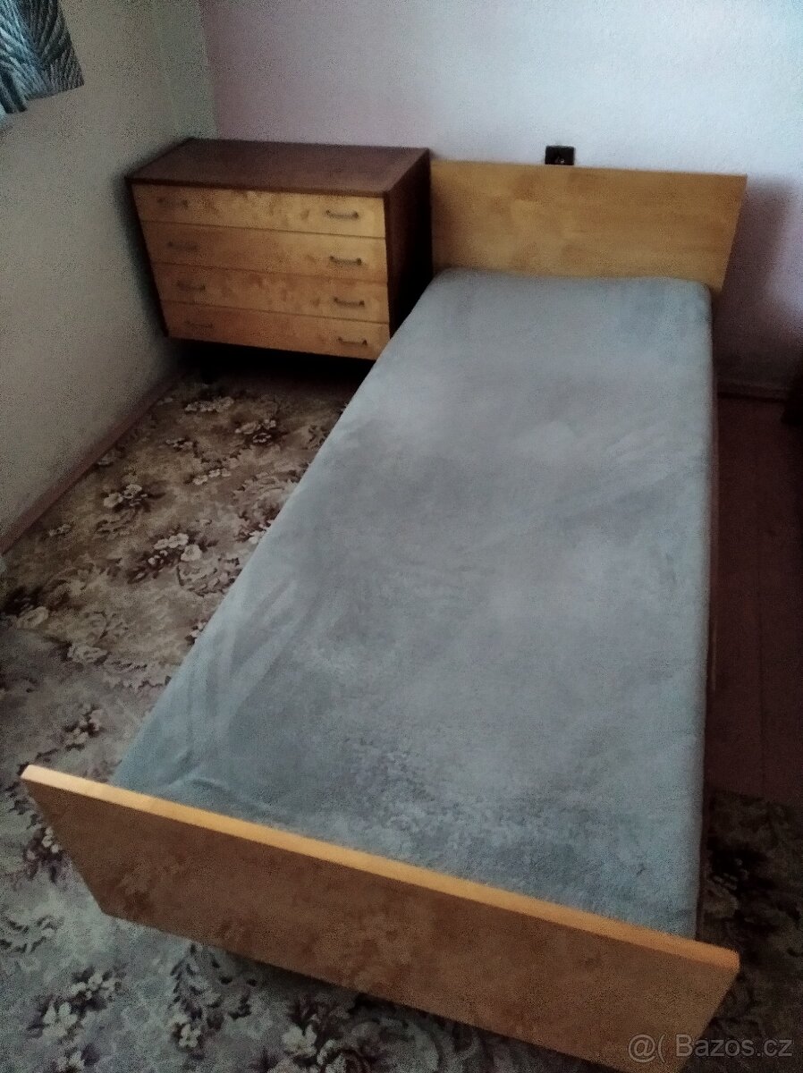 Postele a stolíky