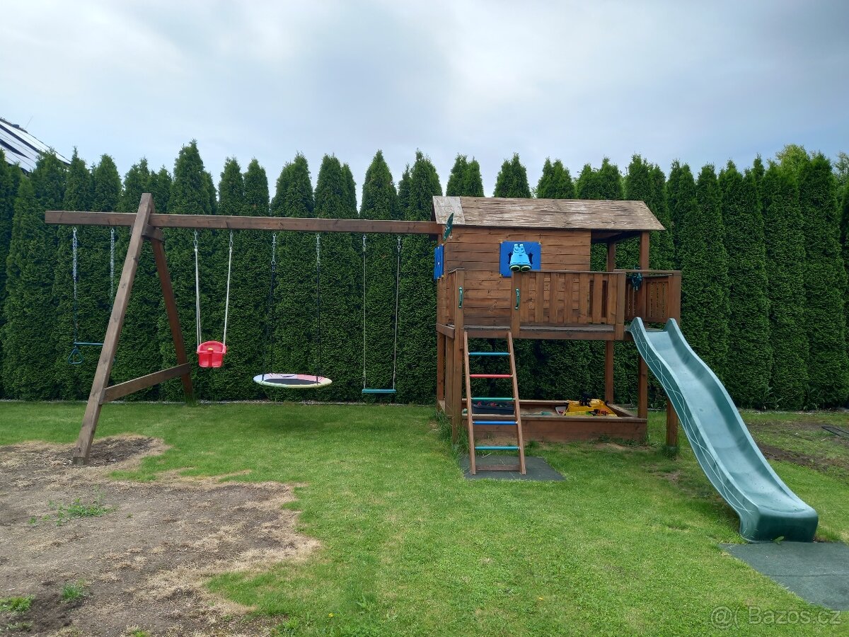Dětský zahradní domeček a houpačky