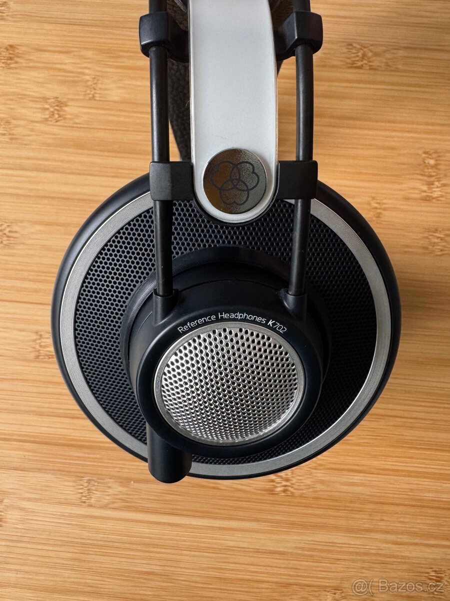 AKG K702