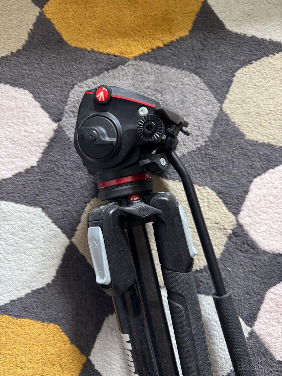 Stativ manfrotto s video hlavou