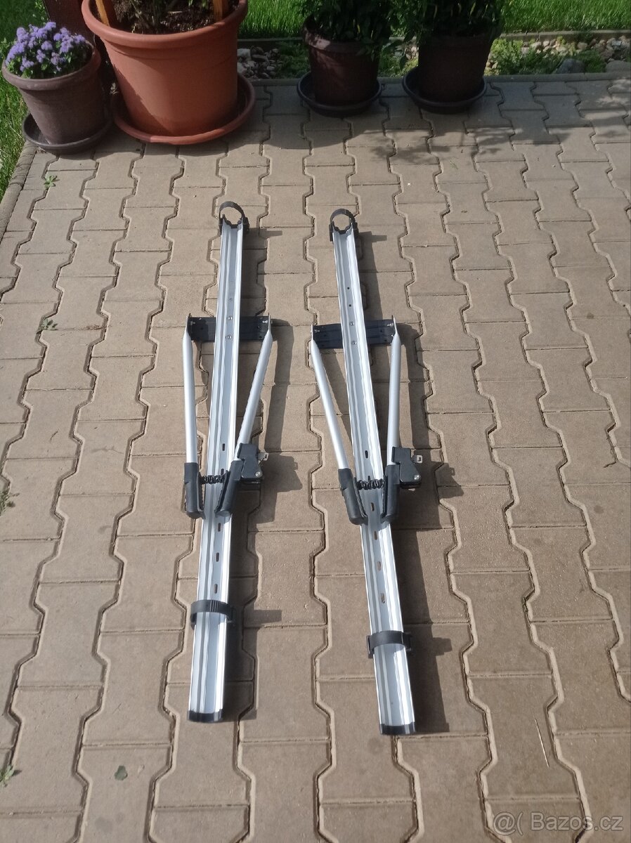 Prodám střešní nosiče kol Hakr 2ks,nikdy nepoužité