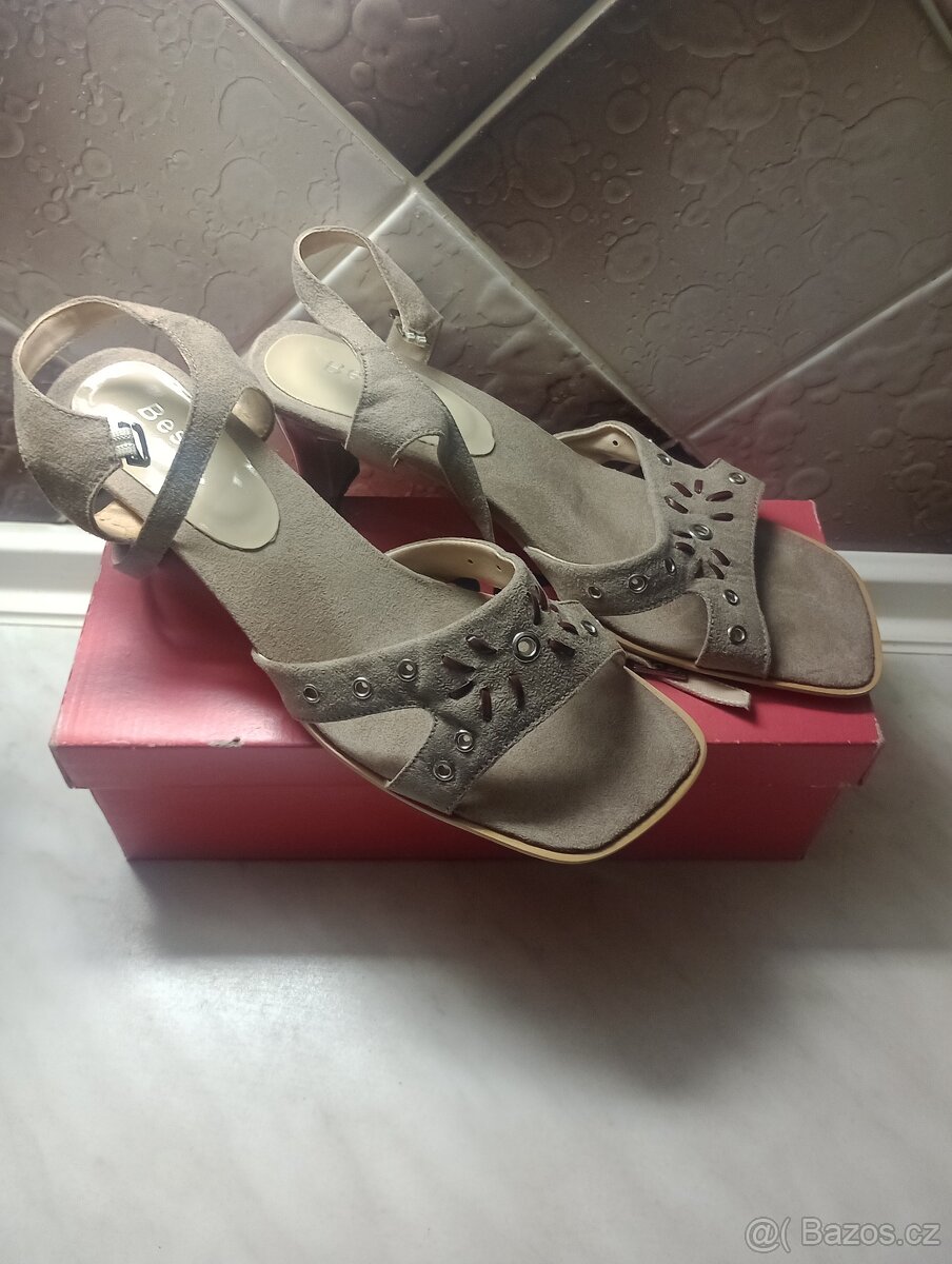 Dámské společenské boty na podpatku – nové – vel. 39 – Zubří