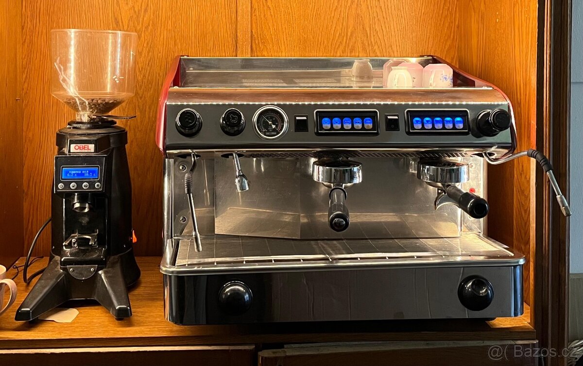 Dvoupákový profesionální kávovar - protýká bojler