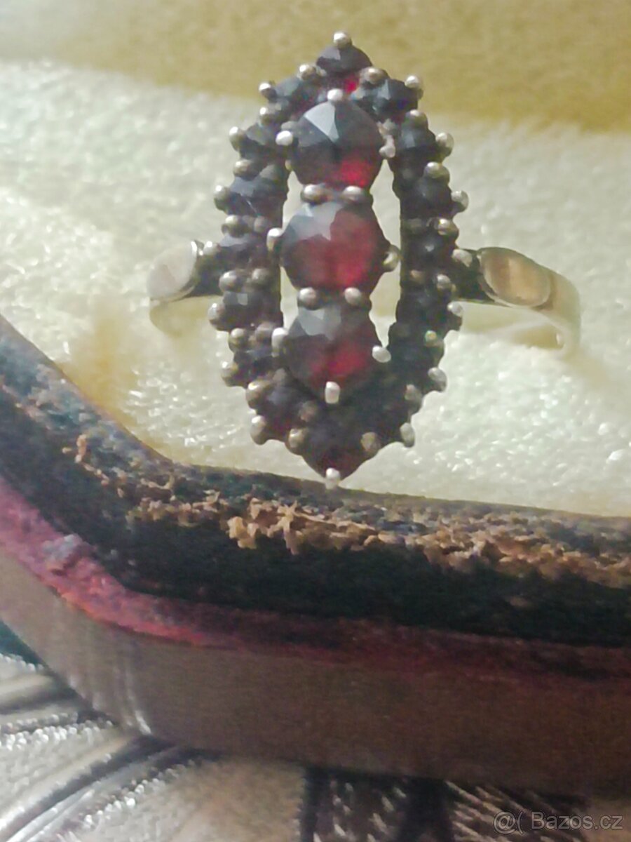 Prodám stříbrný prsten s českými granáty