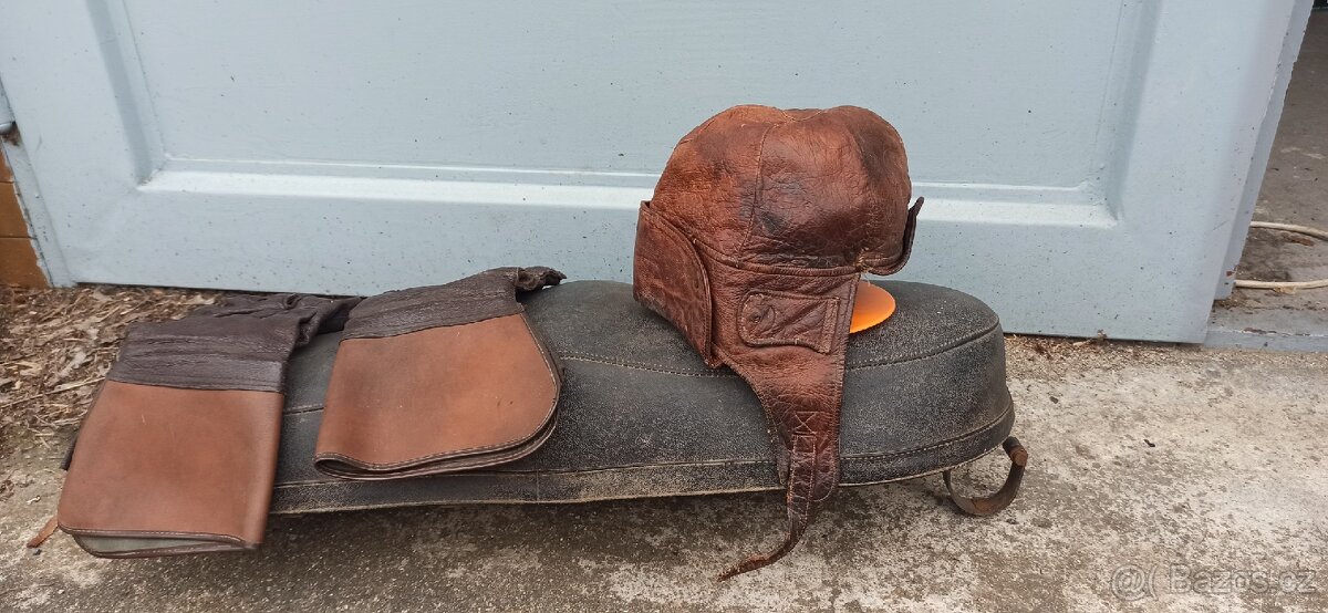 Kožená přilba a rukavice