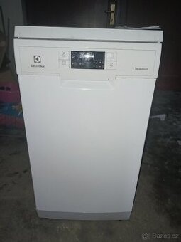 Volně stojící myčka plně funkčni Elektrolux šiře 45 cm