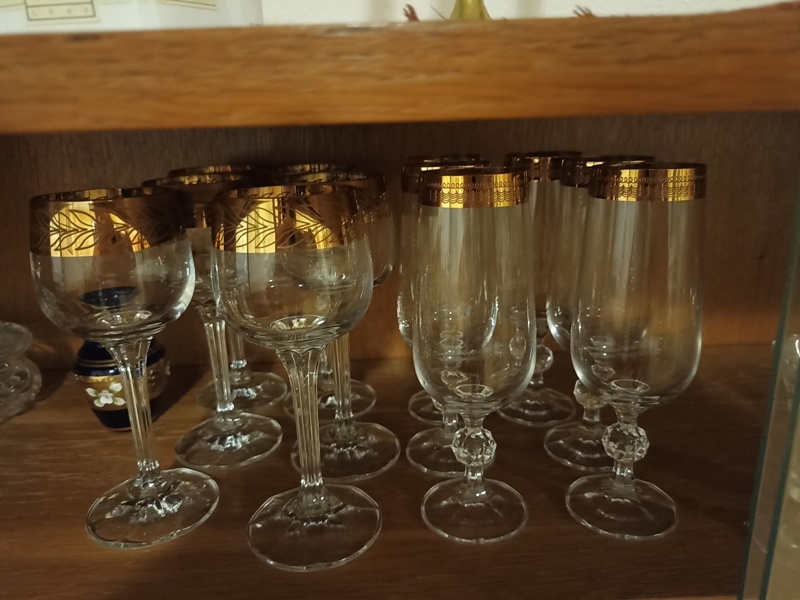 dvě sady skleniček