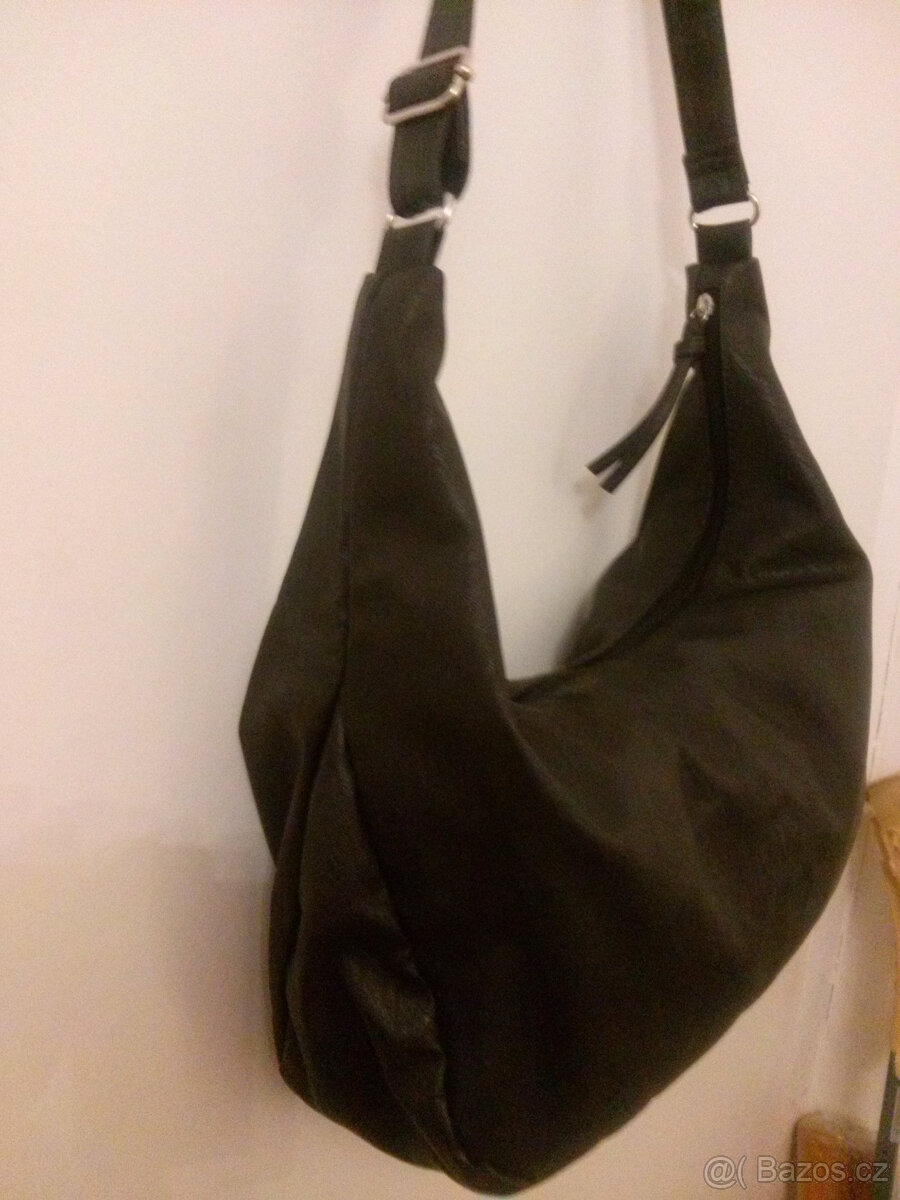 ČERNA KABELKA S DLOUHYM UCHEM