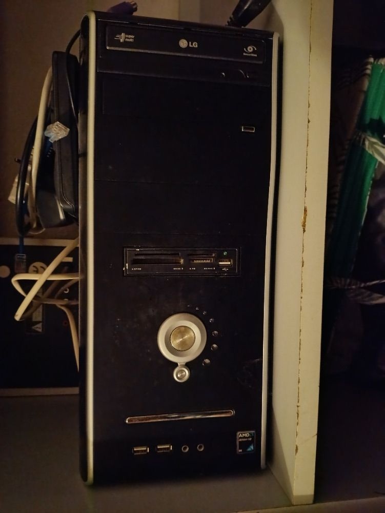 Stolní počítač PC s DVD mechanikou