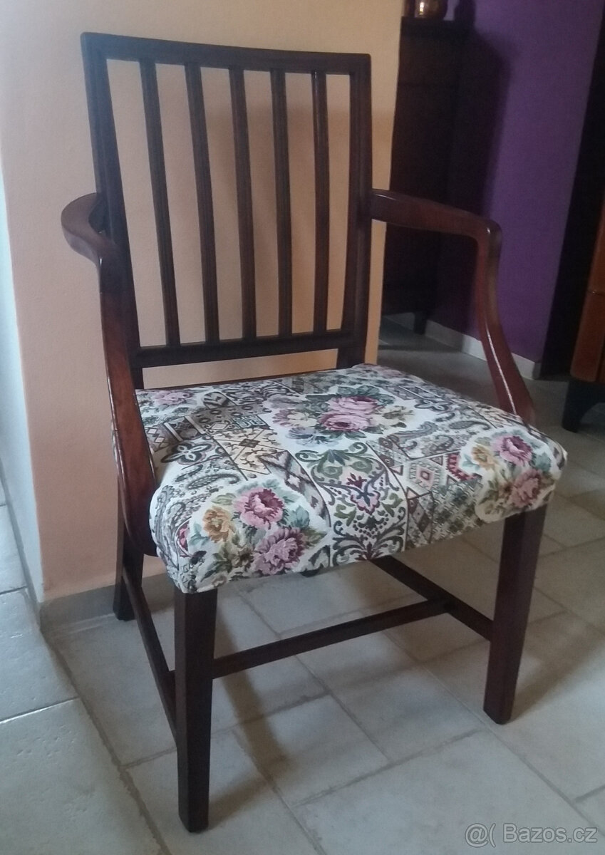 Stará, zrestaurovaná židle / křesílko