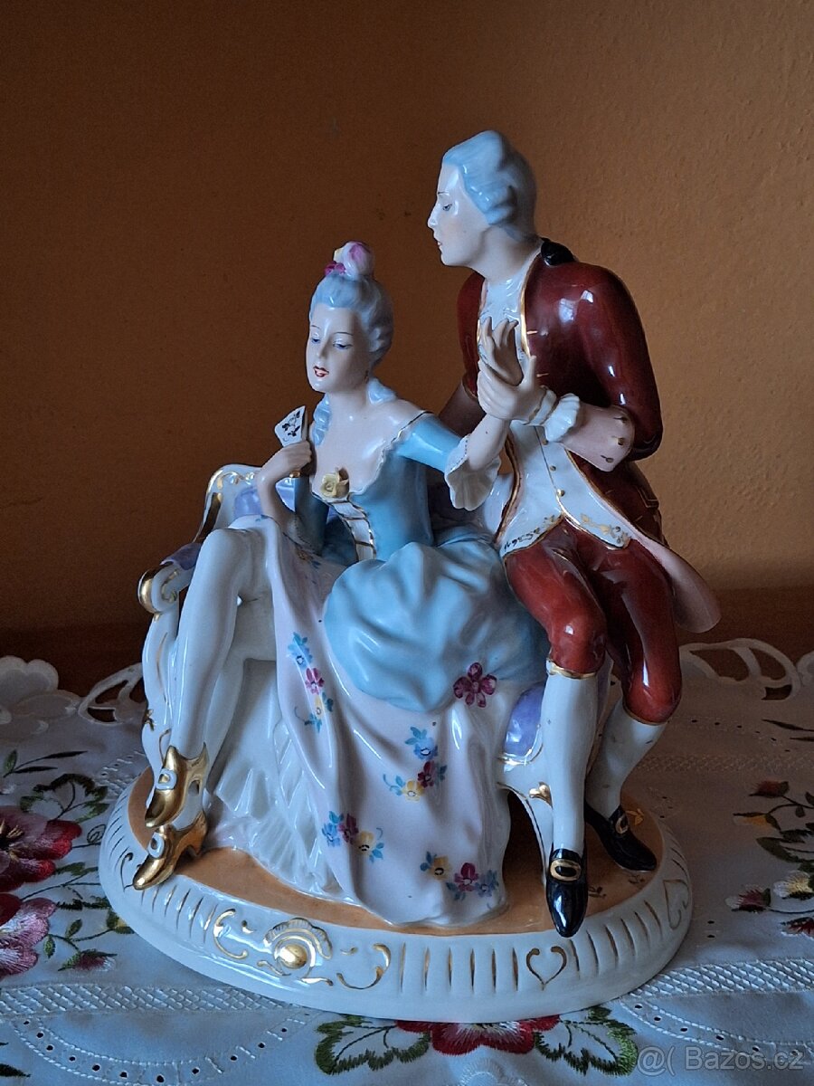 KANAPÍČKO porc.soška ROYAL DUX CHECHOSLOVAKIA výš.27cm