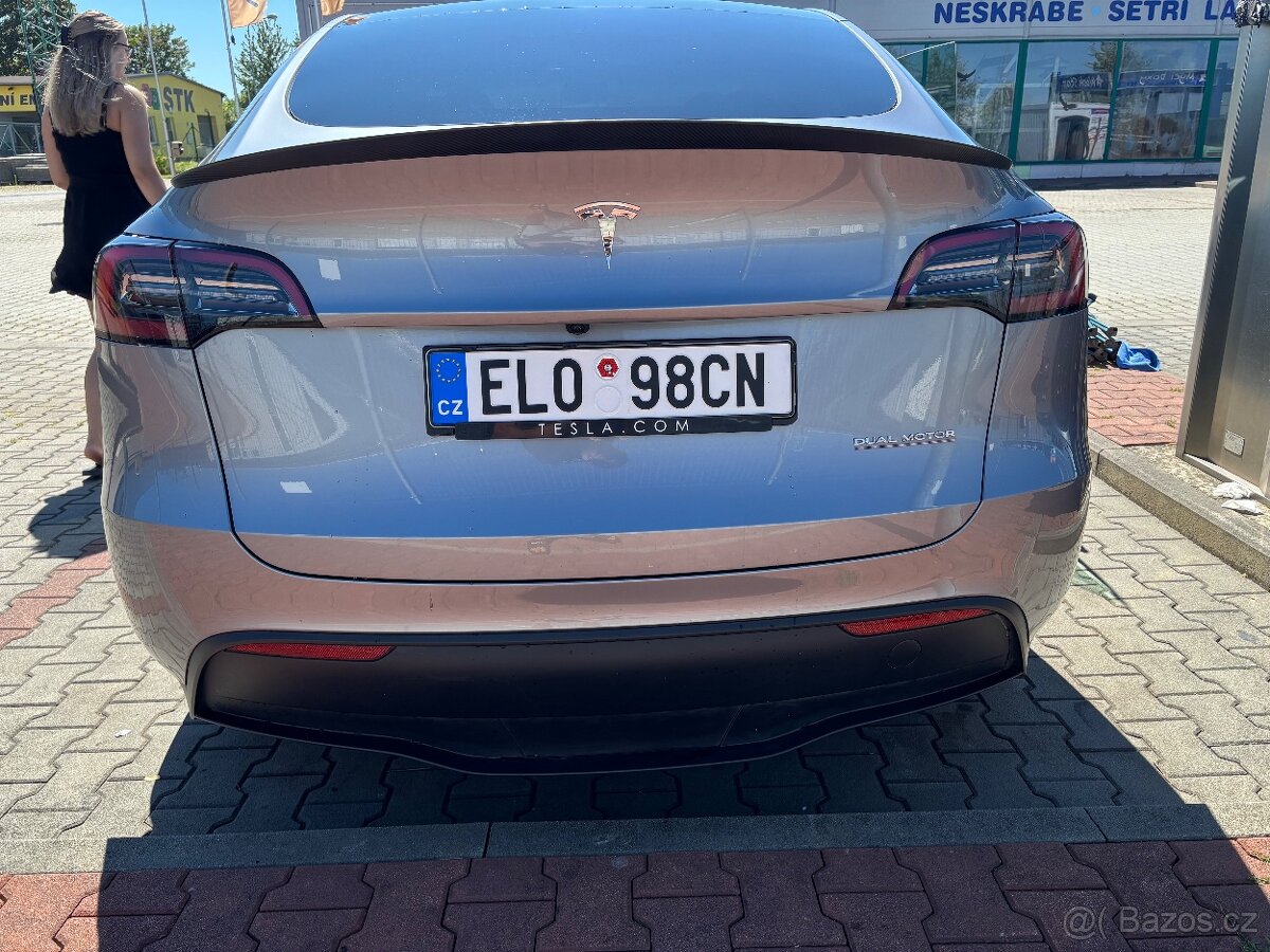 TESLA MODEL Y