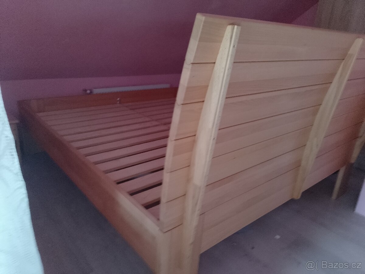 Manželská postel z masivu