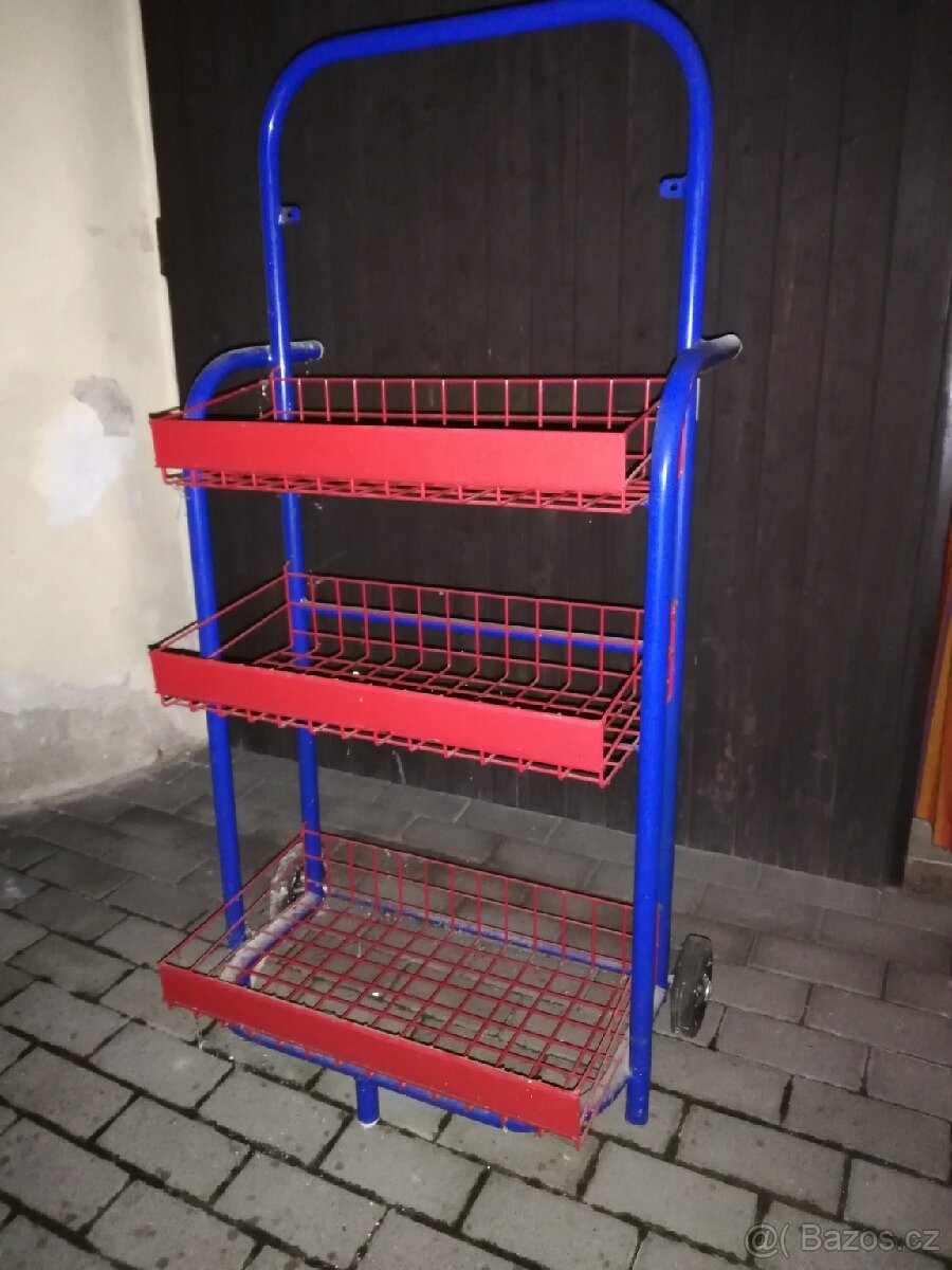 Pojízdný stojan s policemi