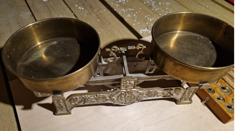 Staré kuchyňské váhy