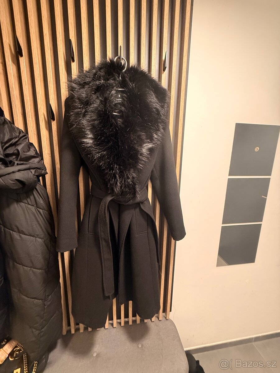 Černý kabát s kožíškem