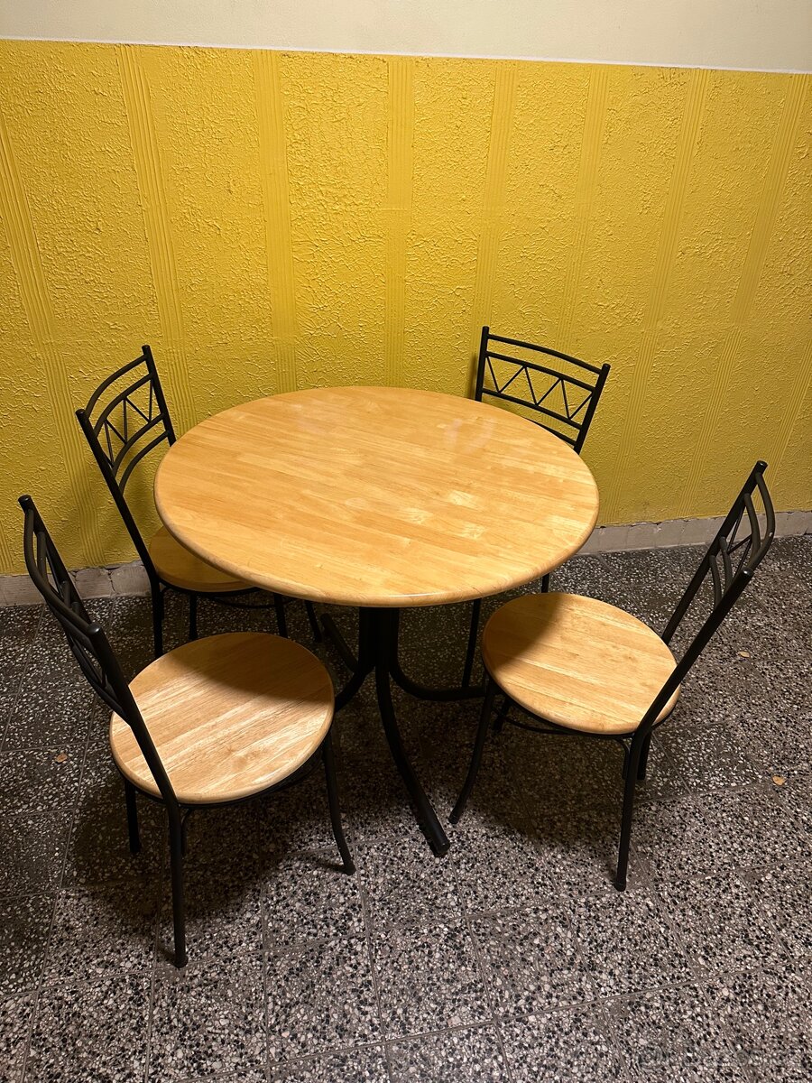 Stůl a 4 židle