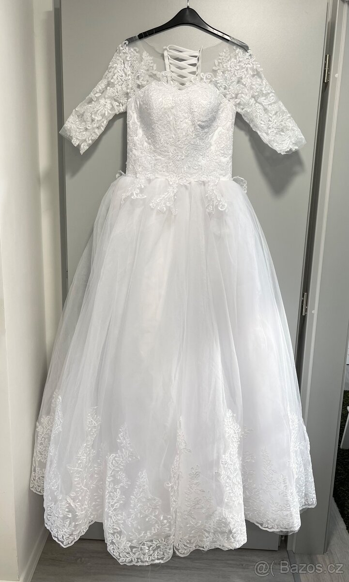 Svatební šaty s krajkou