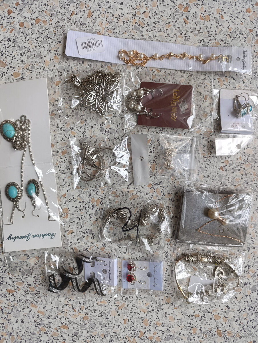 Nová bižuterie.