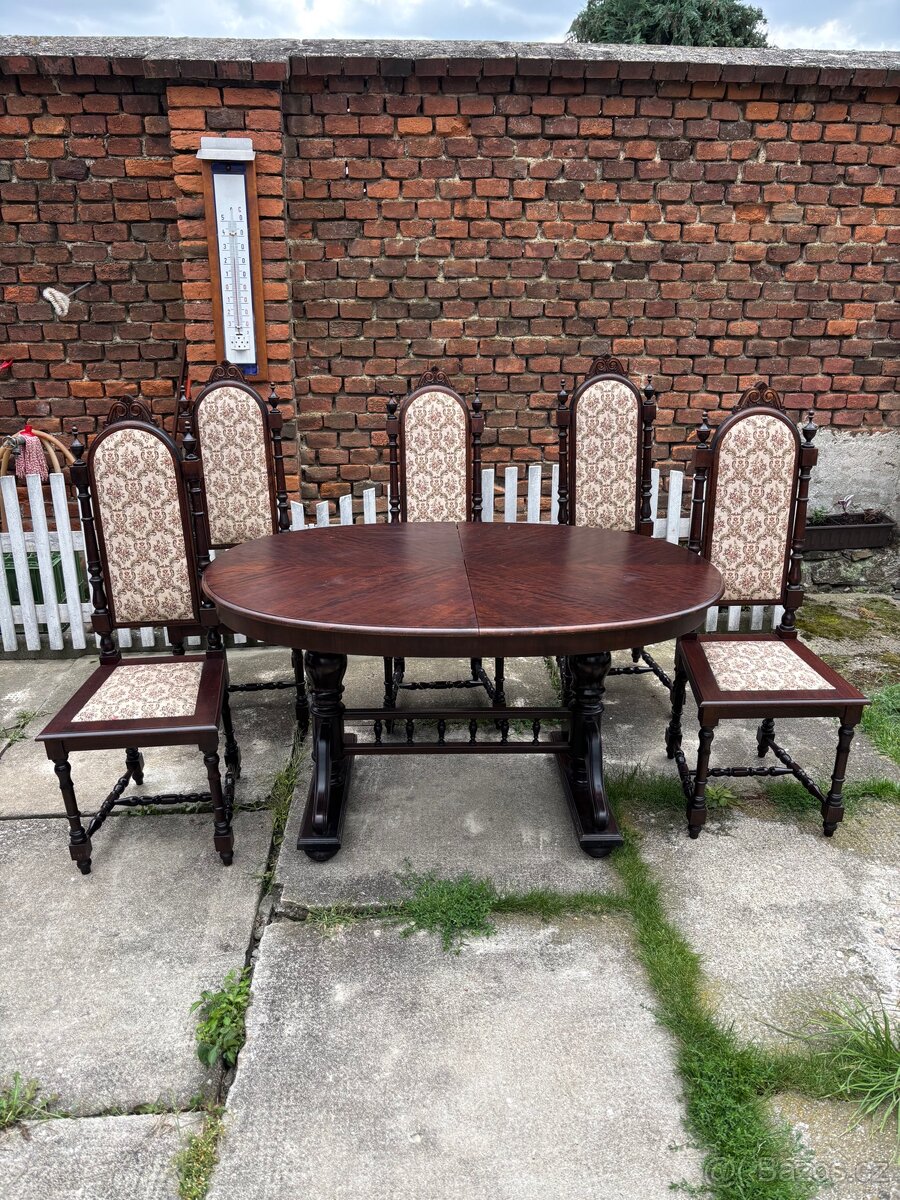 Starožitný rozkládací jídelní stůl s pěti židlemi