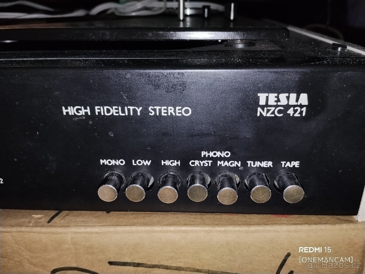 Gramofon se zesilovačem Tesla NZC 421 – na díly