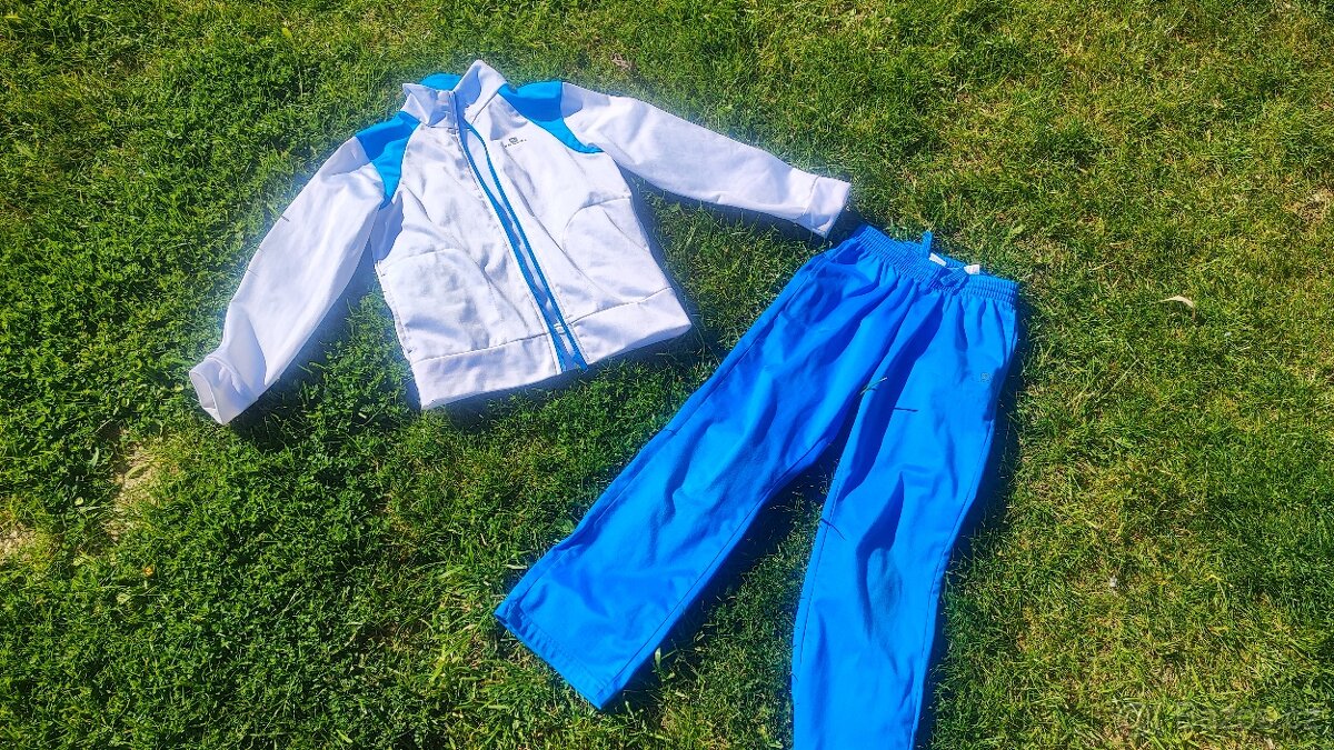 Sportovní kostým Decathlon bílé tyrkysový 125-130