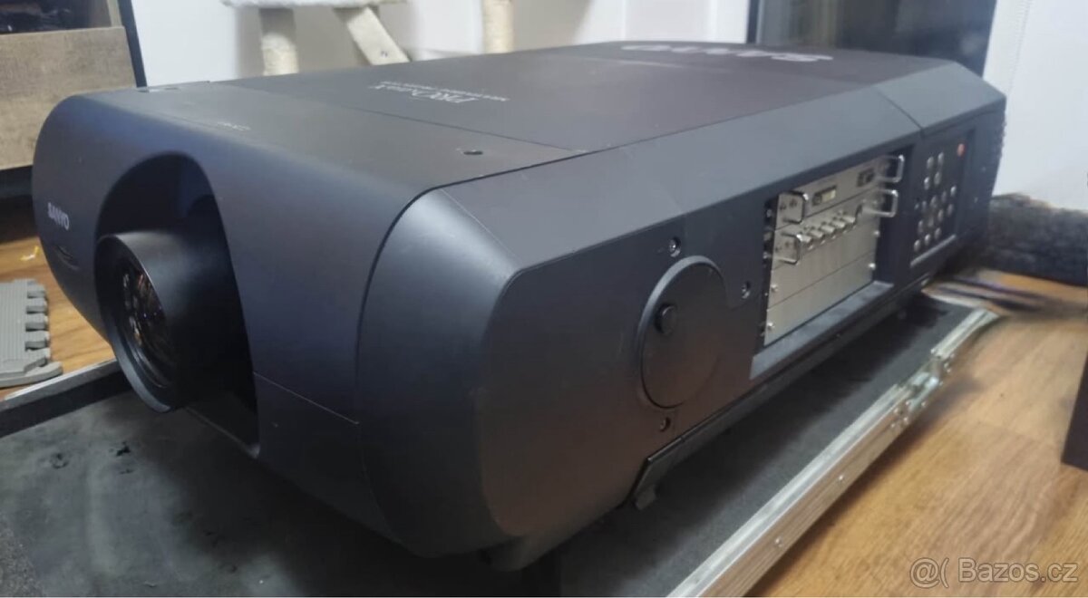 Projektor Sanyo XF47- 15k lumens