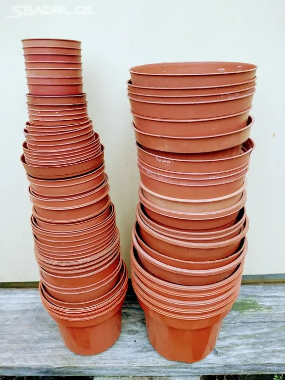 Malé a střední květináče - pr. 5,5 - 15cm, 100 ks 300 Kč