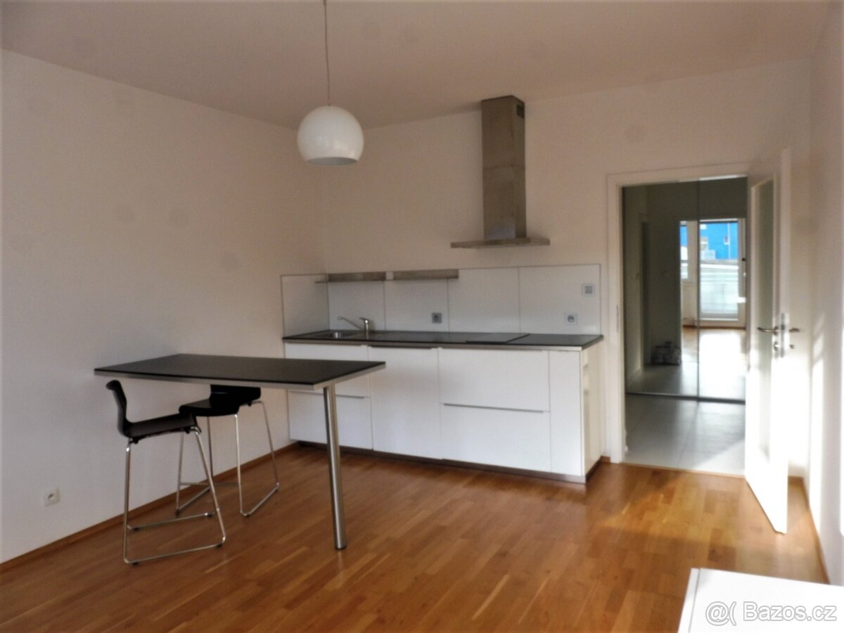 Pronájem bytu 1+kk, 28m2+balkón, 3.p. Praha Libeň