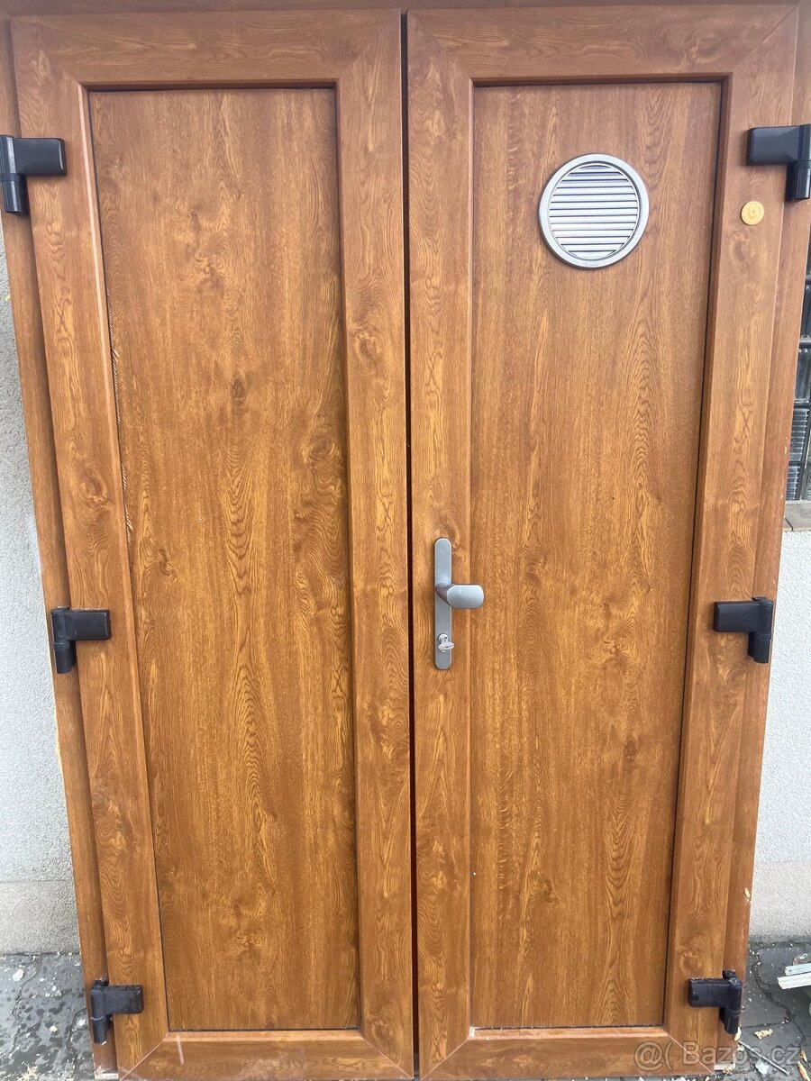 Plastové vchodové dveře dvoukřídlé