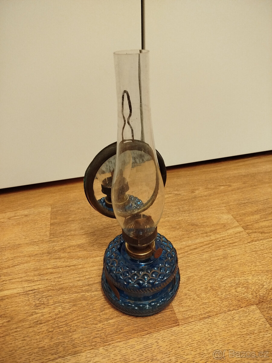 starožitná lampa petrolejová
