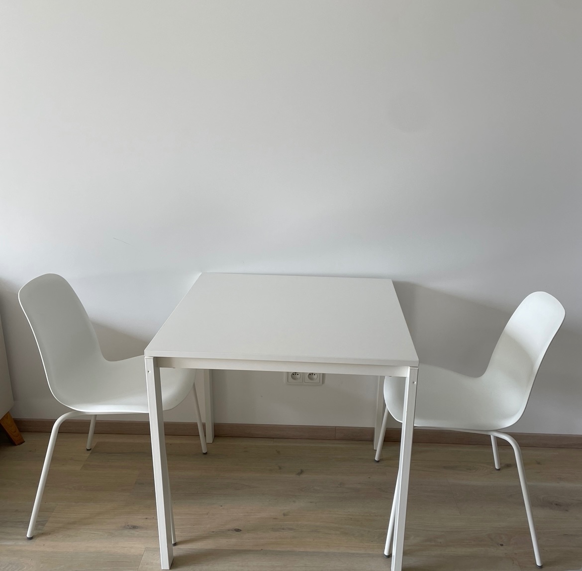 Bílý stůl z IKEA se dvěma židlemi - white table from ikea