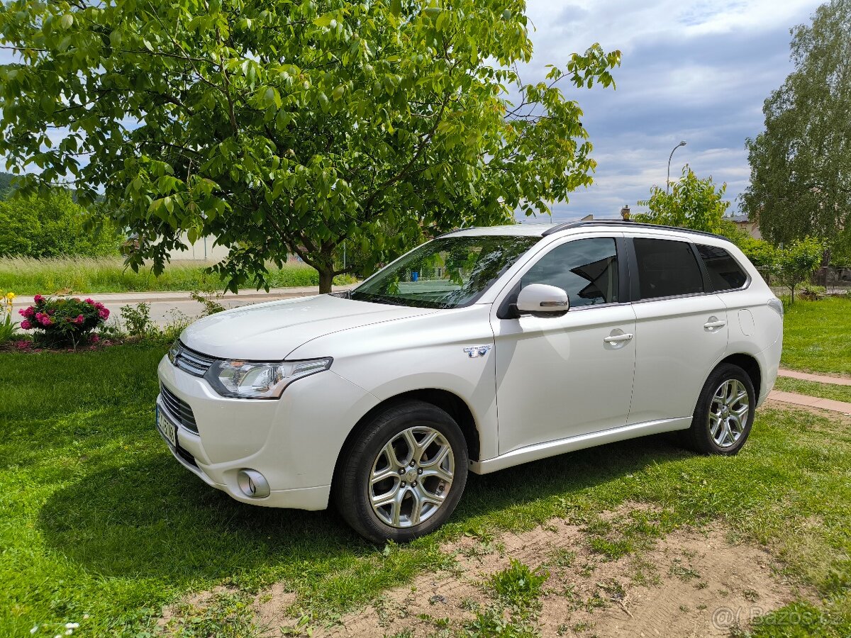 Mitsubishi Outlander PHEV 2.0i - 2014