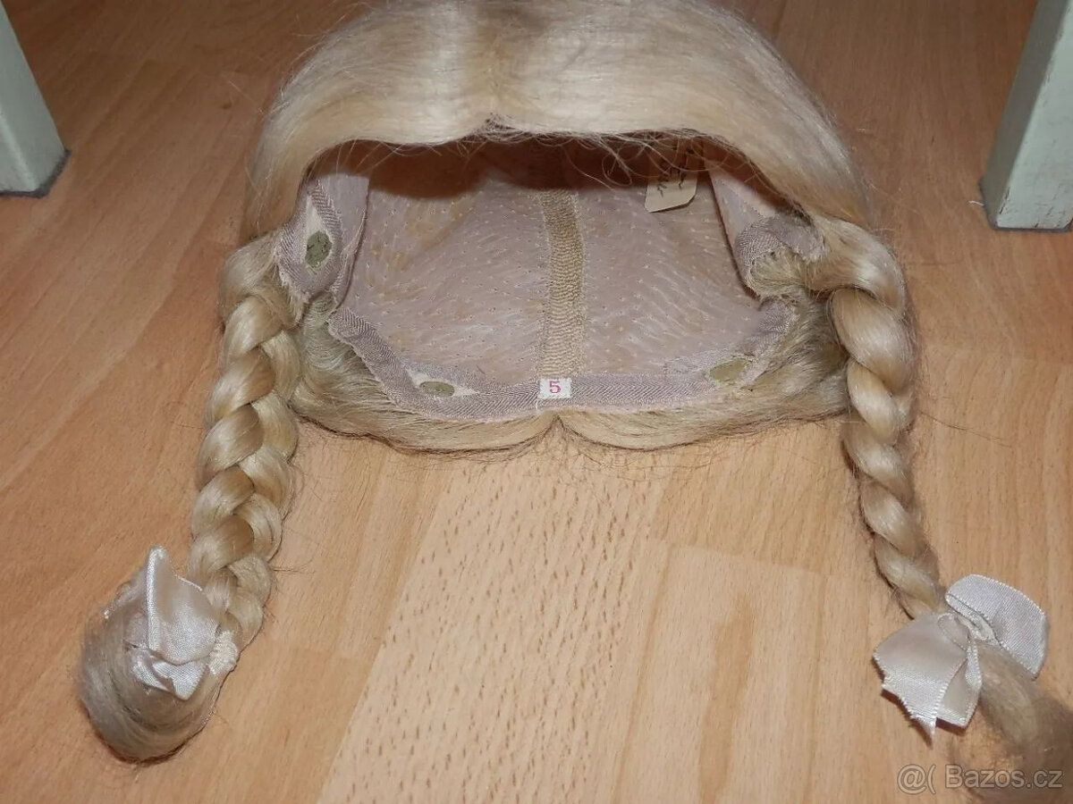Muzejní starožitná figurína Käthe Kruse, sedící dívka, 85 cm
